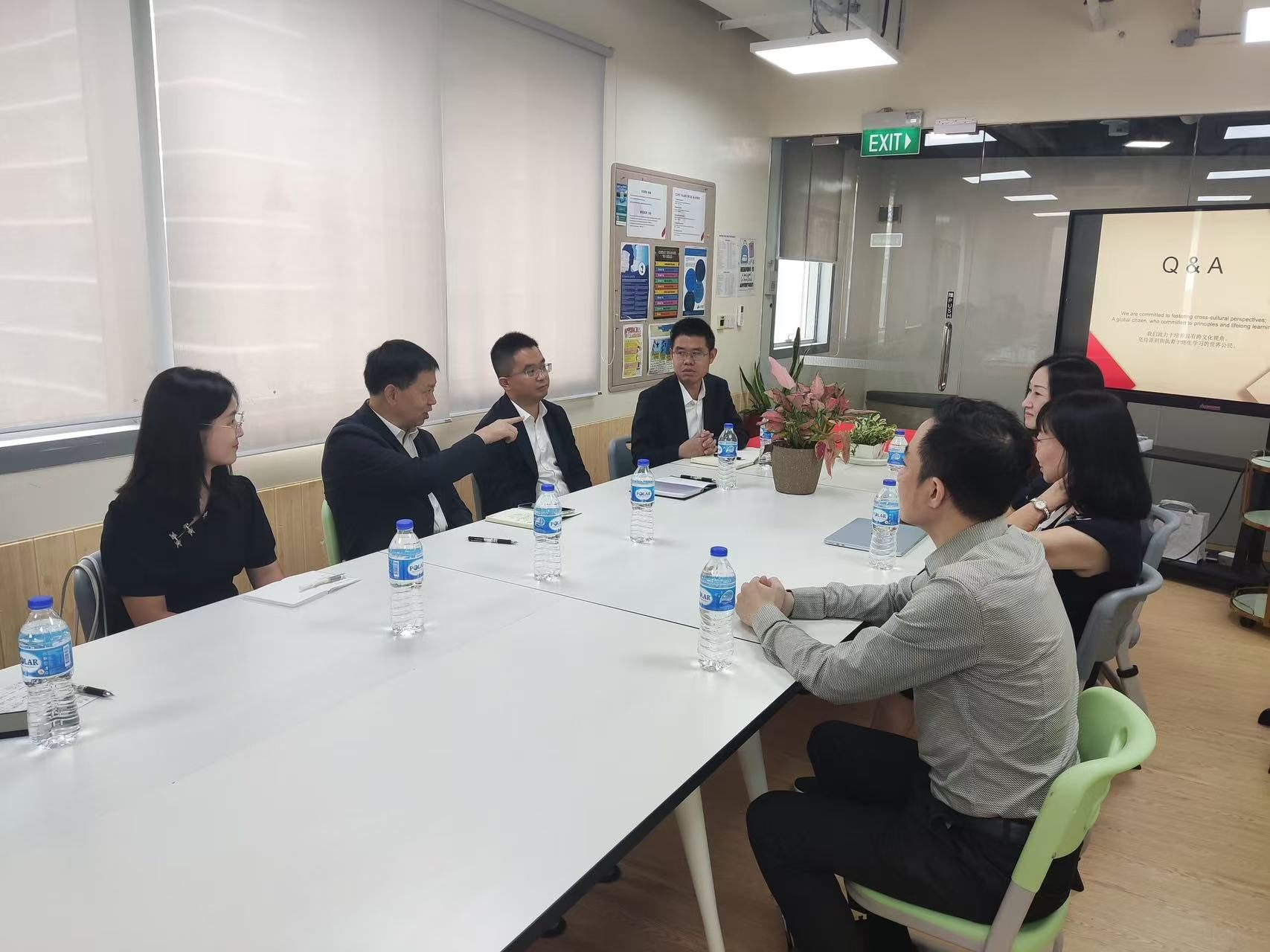 HWA Welcomes Delegation from Fengmingshan Middle School1